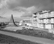 880926 Gezicht op de metaalplastiek 'Tenttoren' van de kunstenaar C.H. Rogge bij de kruising Simplonbaan en Stelviobaan ...